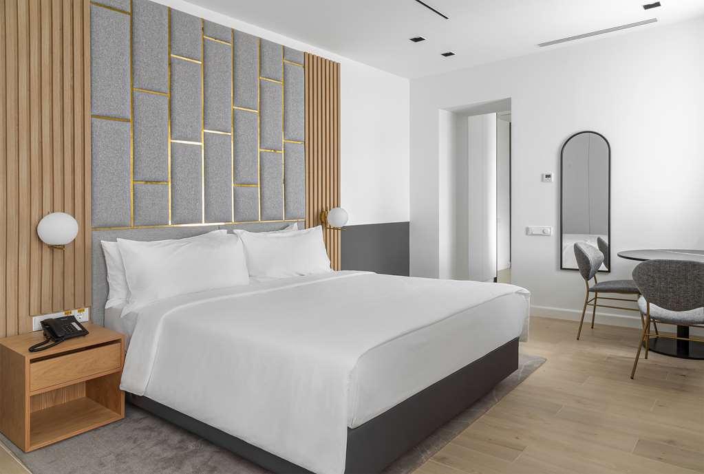 The Basilian Minsk, Curio Collection By Hilton Quarto foto